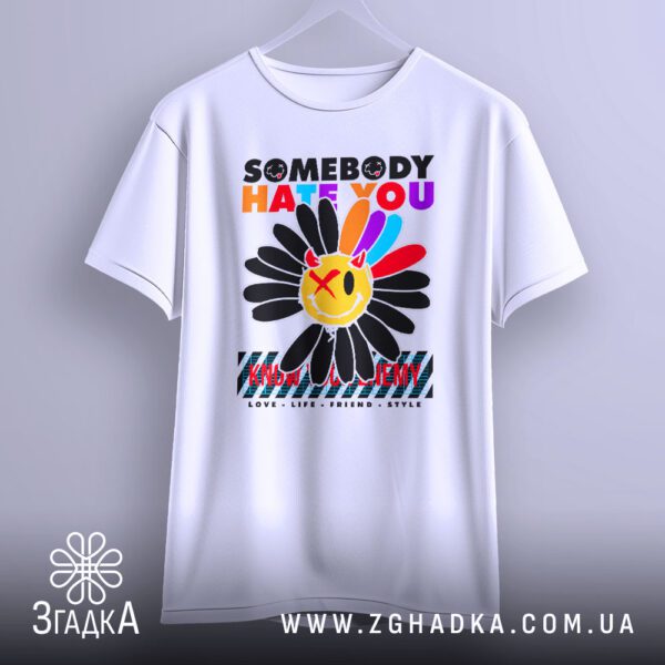 Футболка Хейт Квітка Іронія - деталізований напис "KNOW YOUR ENEMY" на шаховому візерунку.