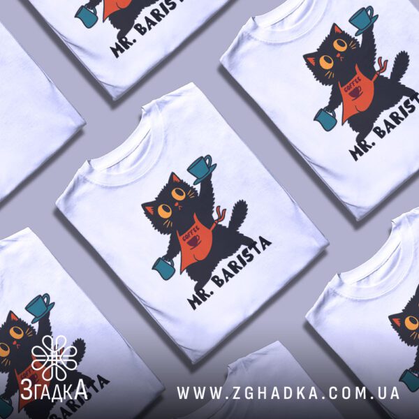 Футболка Кіт Бариста Майстер - загальний вигляд принта на білій футболці.