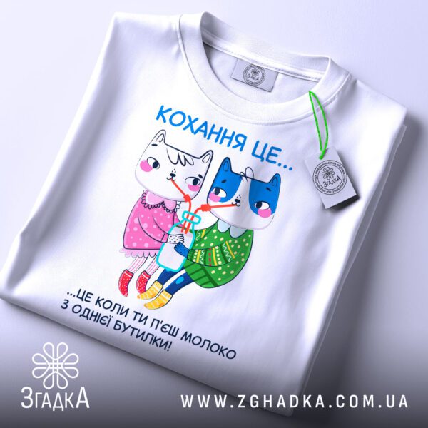 Футболка Коти Любов Молоко - крупний план білого котика в рожевій сукні, що п'є молоко.