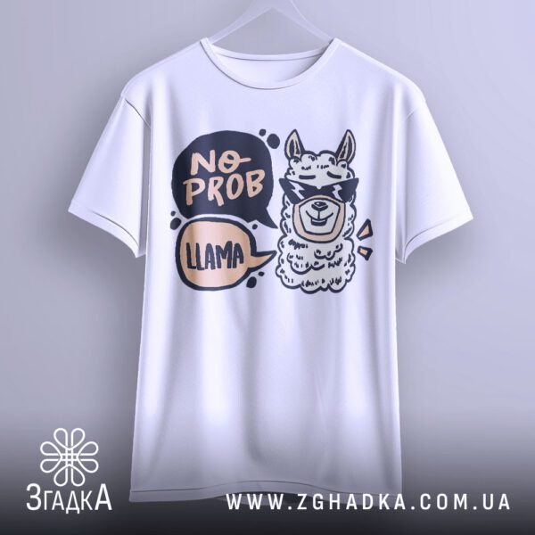Футболка Крута Лама Проблема - крупний план напису "NO PROB LLAMA" у хмарках.