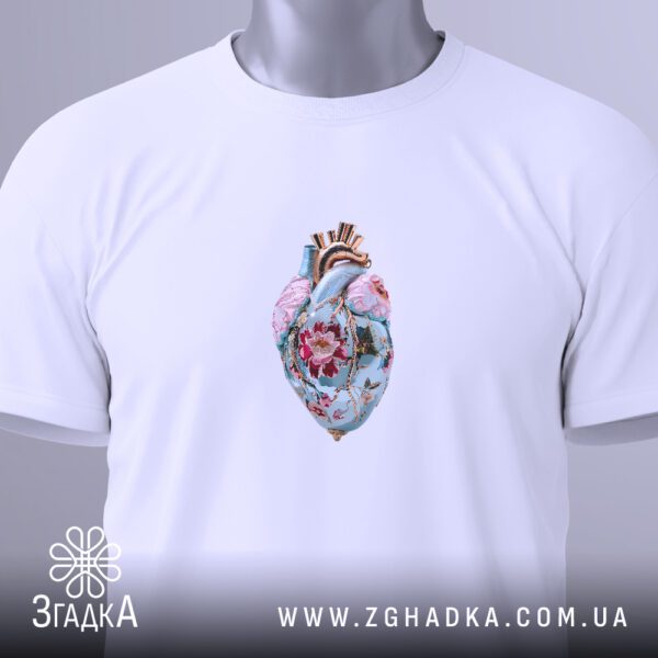 Футболка Квіткове Серце Подарунок - загальний вигляд білої футболки з оригінальним принтом серця.
