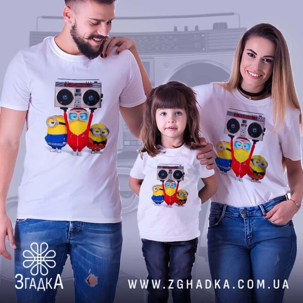 Футболка Міньйони Boombox Вечірка - біла футболка з мультяшним принтом.