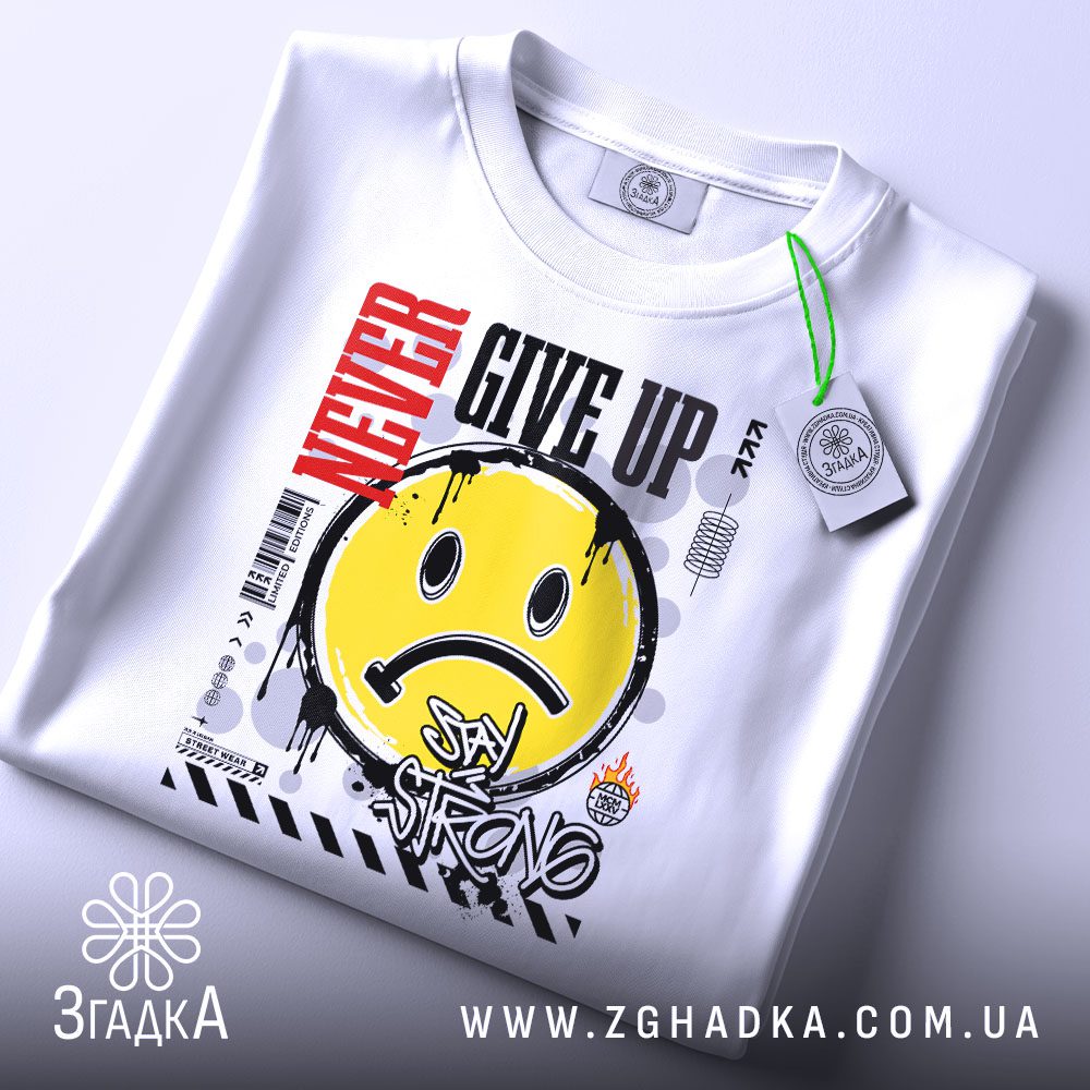 Футболка Мотивація Не Здавайся - крупний план напису "NEVER GIVE UP" червоним та чорним кольорами.