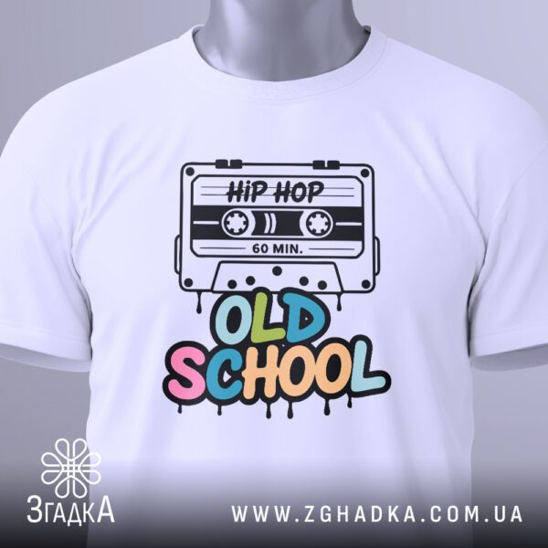 Футболка Old School Стрічка: Загальний вигляд футболки з центральним вінтажним принтом.