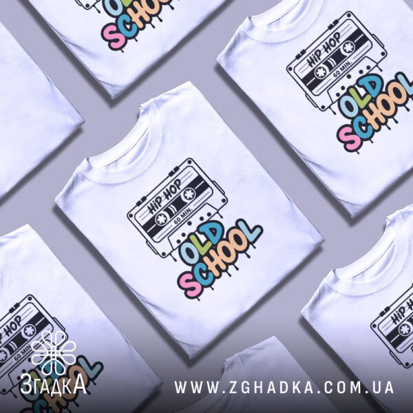 Футболка Old School Стрічка: Близький план частини принта з назвою жанру "HIP HOP".