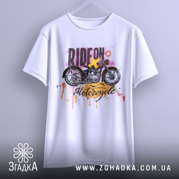 Футболка Ride On Motorcycle - напис "RIDE ON" з яскравими акцентами.