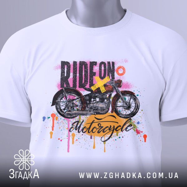 Футболка Ride On Motorcycle - слово "Motorcycle" червоним курсивом.