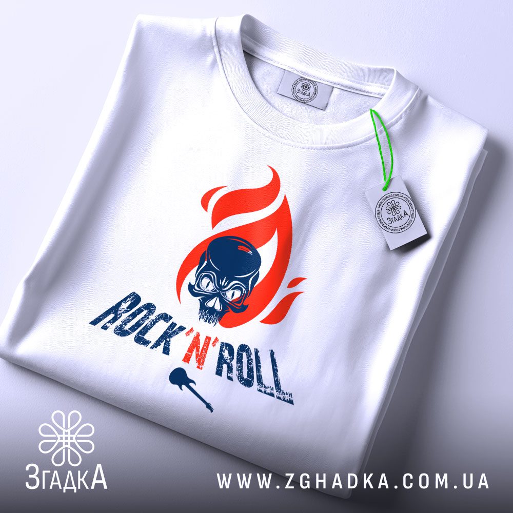 Футболка Rock Полум'я Скелет: Детальний план на палаючий череп та текст "ROCK'N'ROLL" на футболці.