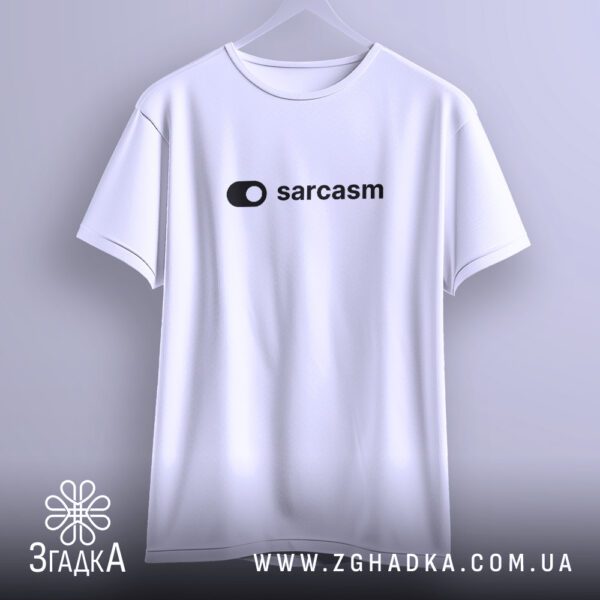 Футболка Сарказм Увімкнено Подарунок - деталізація напису "sarcasm".