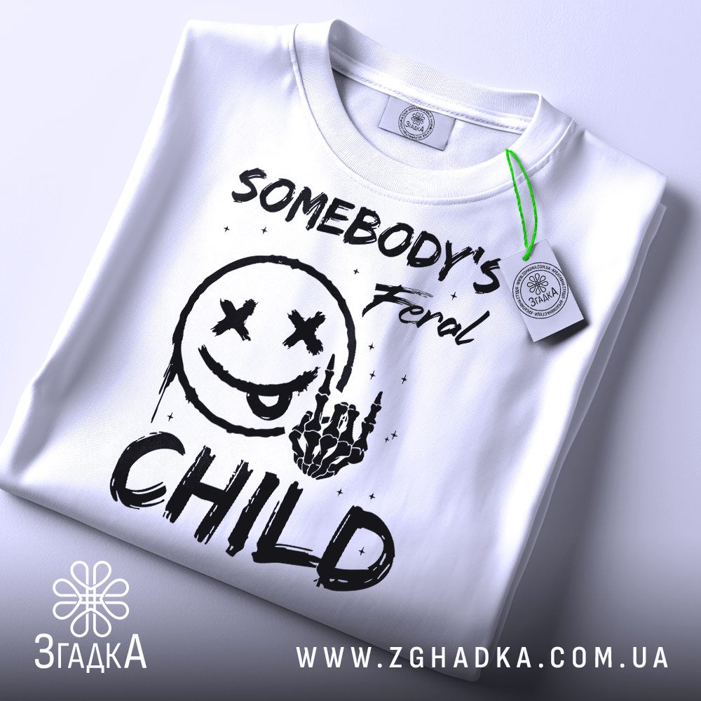 Футболка Somebodys Feral Child - кістяна рука, що показує середній палець.