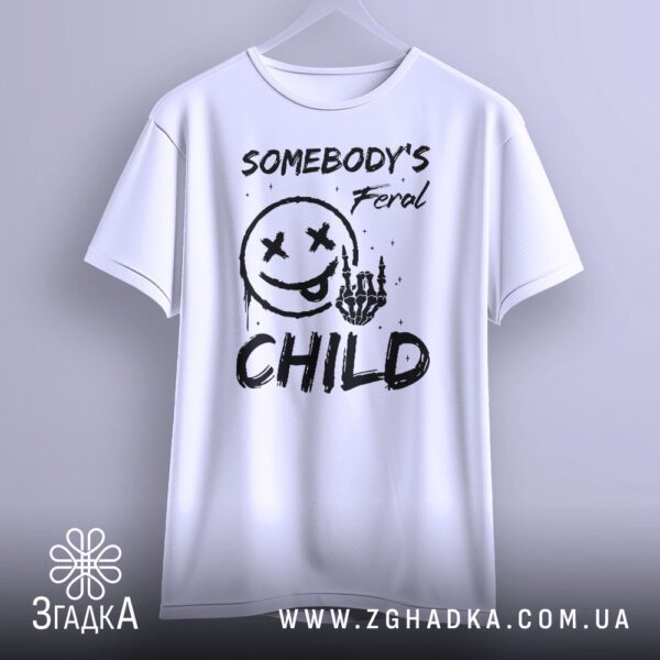 Футболка Somebodys Feral Child - написи "SOMEBODY'S", "Feral" та "CHILD".
