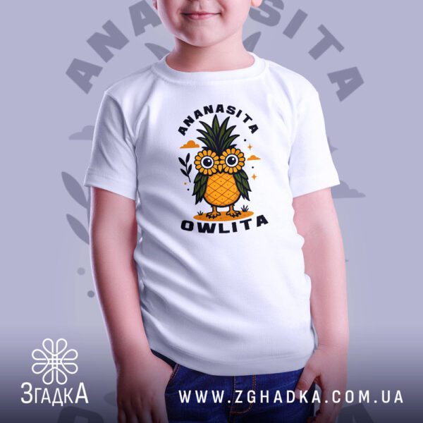 Футболка Сова Ananasita Owlita - крупний план совиної голови з соняшниковими очима.
