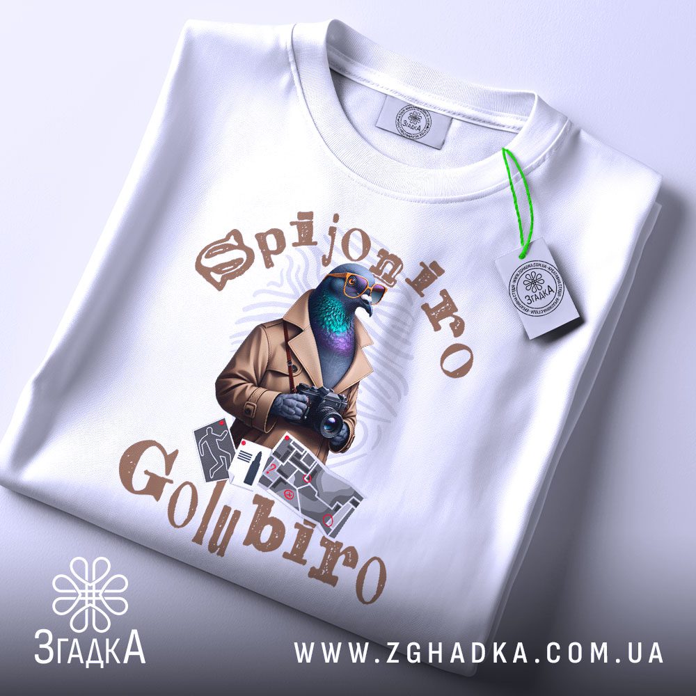Футболка Spijuniro Golubiro Roblox - крупний план голуба в окулярах та тренчкоті з камерою.