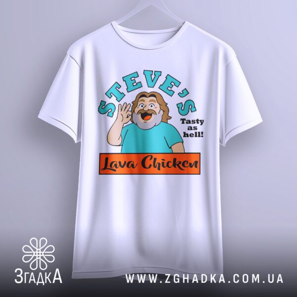 Футболка Steves Lava Chicken - напис "STEVE'S" синіми літерами.
