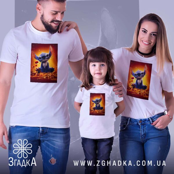Футболка Стіч Троянда Подарунок - загальний вигляд білої футболки з мультяшним принтом.