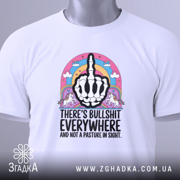 Футболка Theres Bullshit Everywhere: Зображення єдинорогів з обох боків від середнього пальця.