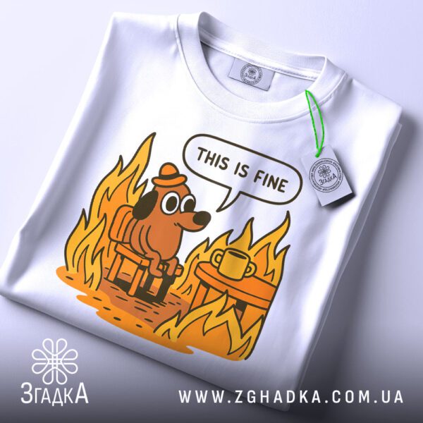 Футболка This Is Fine - крупний план собаки в капелюсі серед полум'я.