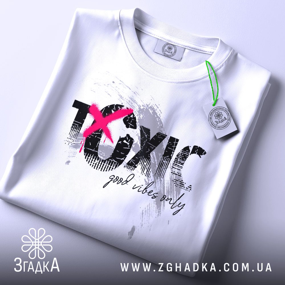Футболка Toxic Good Vibes - велике слово "TOXIC" з рожевим хрестом.