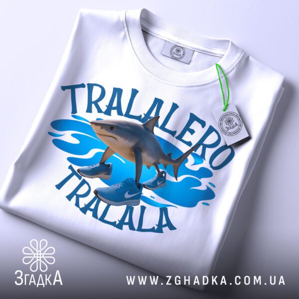 Футболка Tralalero Tralala Подарунок - крупний план акули з кросівками замість плавців.