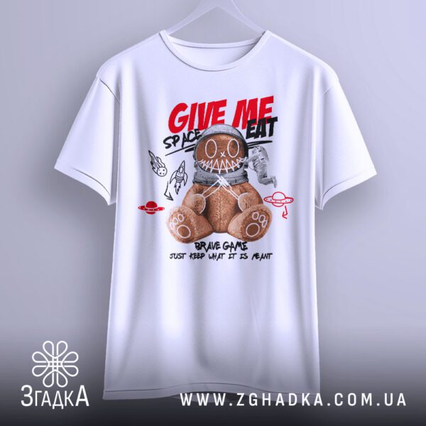 Футболка Ведмідь Зоряний Перекус - деталізований напис "GIVE ME SPACE EAT" червоним кольором.