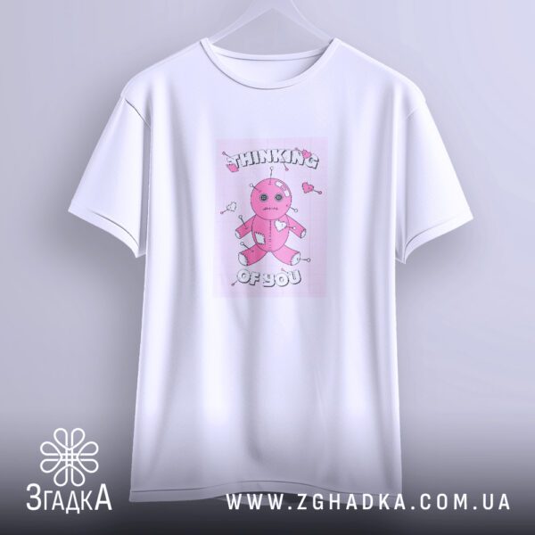 Футболка Вуду Думки Про - крупний план ляльки вуду.