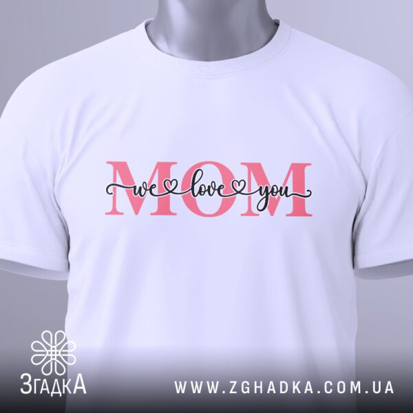 Футболка We Love Mom - сердечка в слові "love".