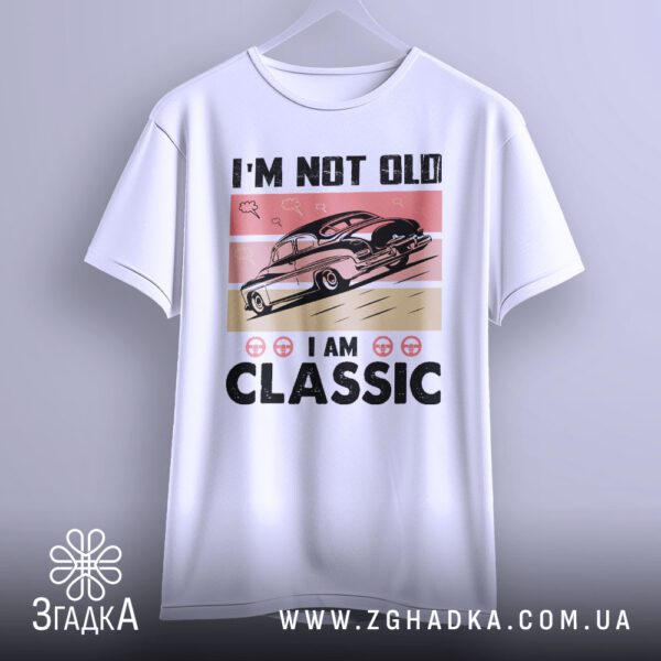 Футболка Я не старий - деталізований напис "I AM CLASSIC" під ілюстрацією.
