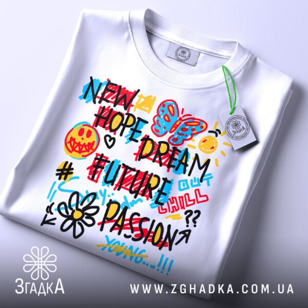 Футболка Яскраві Мрії Майбутнє - крупний план слова "DREAM" у синьо-червоному кольорі та зображення метелика.
