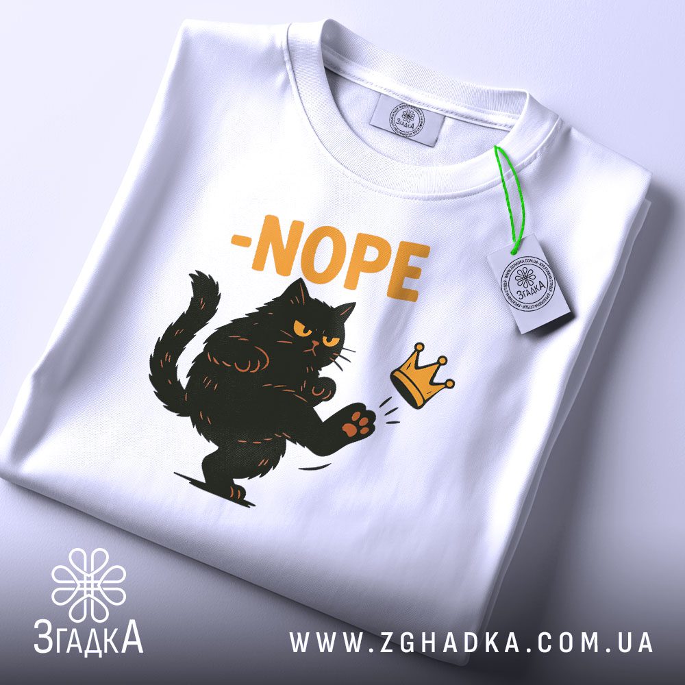 Складена біла футболка чорний кіт бунтар з принтом чорного кота та написом "ANARCHY", з етикеткою згадка.