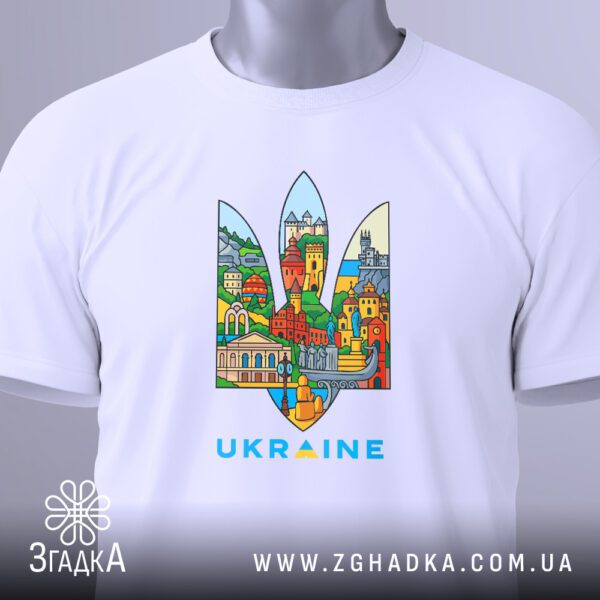 Фронтальний вигляд білої футболки Герб України місто на манекені, крупний план принта з деталями будівель.