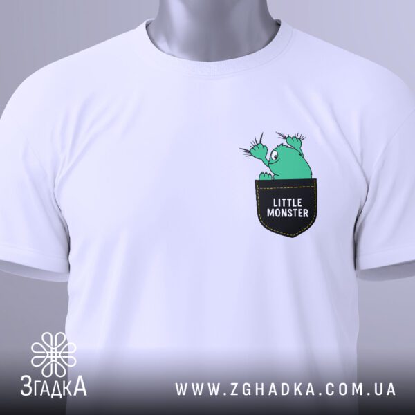 Детальний вигляд принту на білій футболці Little Monster, що показує дрібні деталі монстрика та корони.