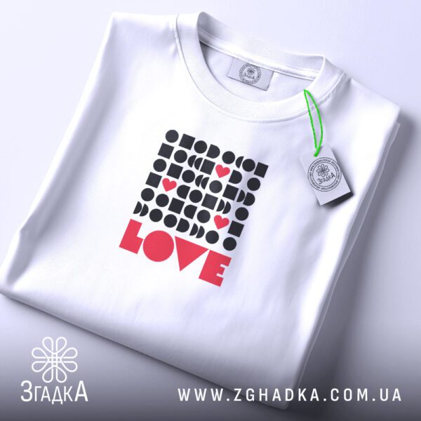 Принт з серцями і словом LOVE