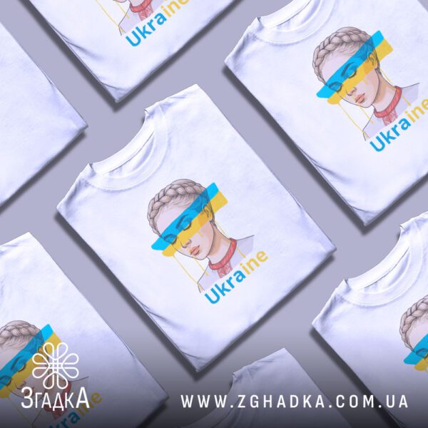 Українка з емоційним поглядом