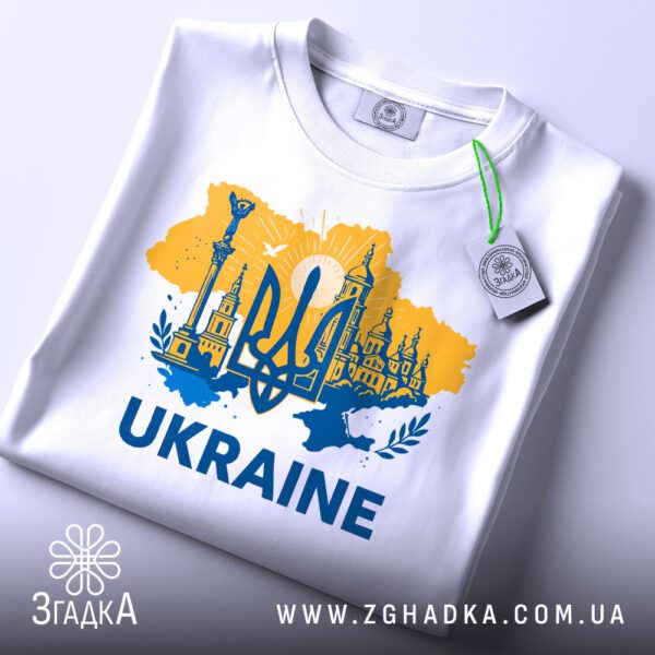 Складена біла футболка Патріотична Україна Подарунок з патріотичним принтом та етикеткою згадка.