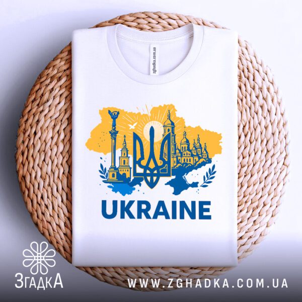 Фронтальний вигляд білої футболки Патріотична Україна Подарунок на манекені, крупний план принта.