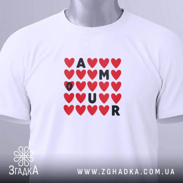 Принт amour на футболці