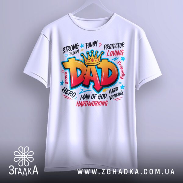Яскравий напис DAD на футболці