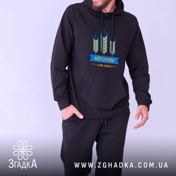Чоловік у худі Агроном Син Землі дивиться вбік — повний зріст