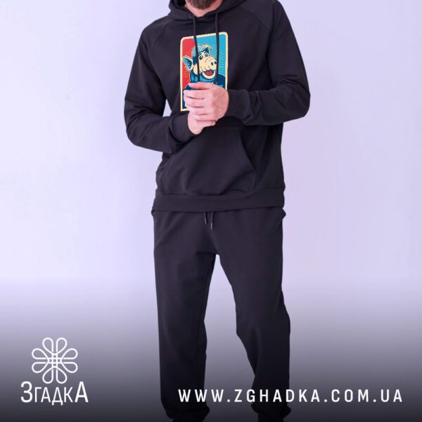 повний зріст у худі з Альфом на білому фоні