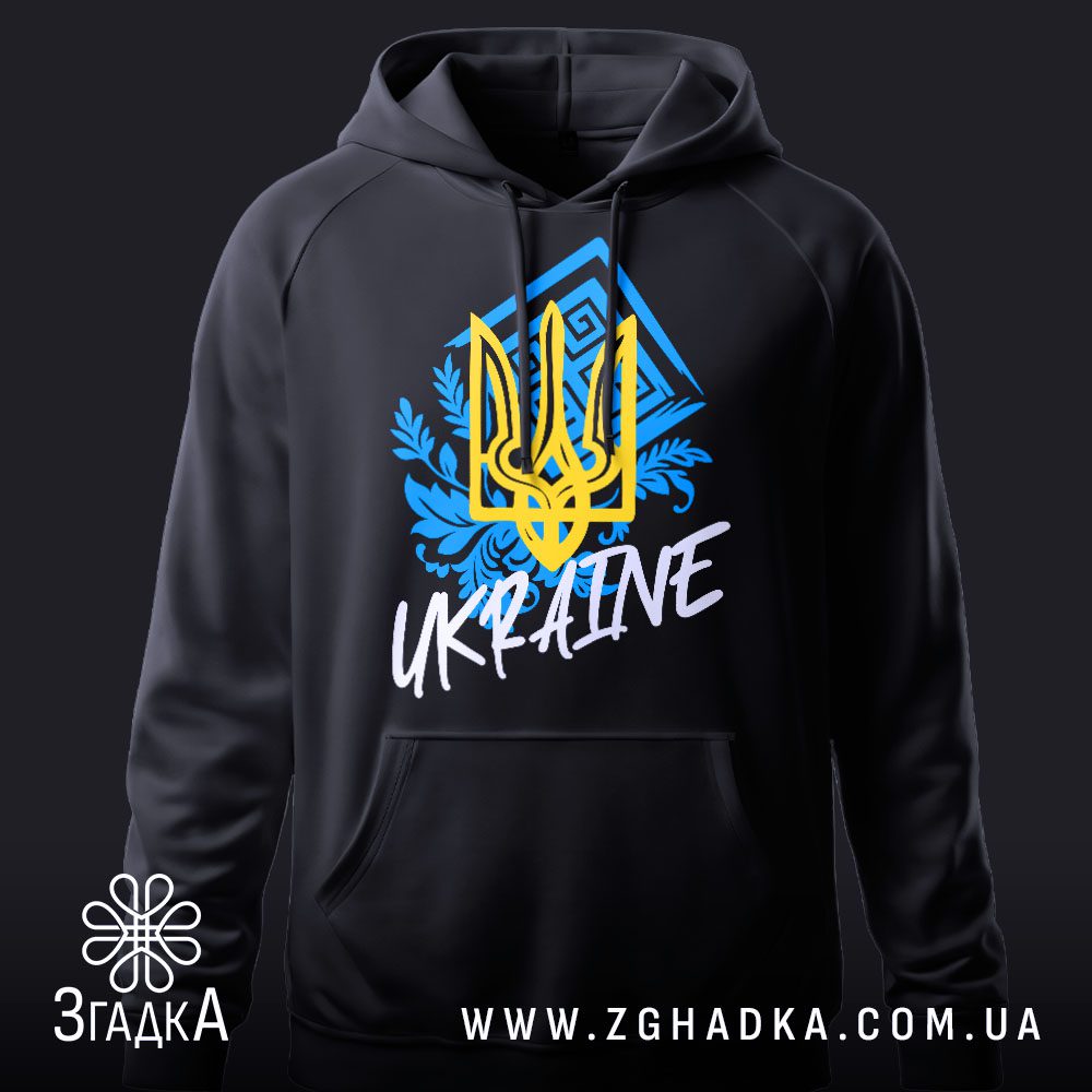 Чоловічий чорний худі з патріотичним тризубом і написом Ukraine на чорному фоні