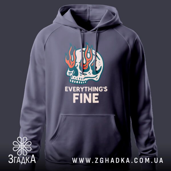 Сіре худі Everything Fine на манекені, великий принт черепа