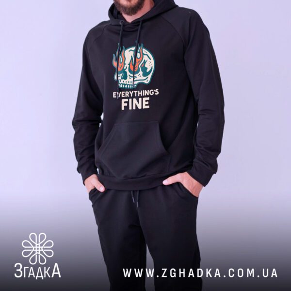 Людина стоїть фронтально у худі Everything Fine з кишенею «кенгуру»