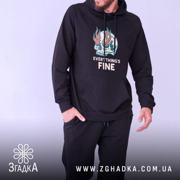 Модель повернута убік у худі Everything Fine череп