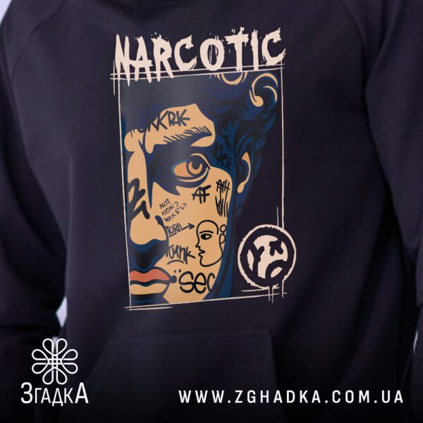 Принт крупним планом з написом NARCOTIC та елементами графіті
