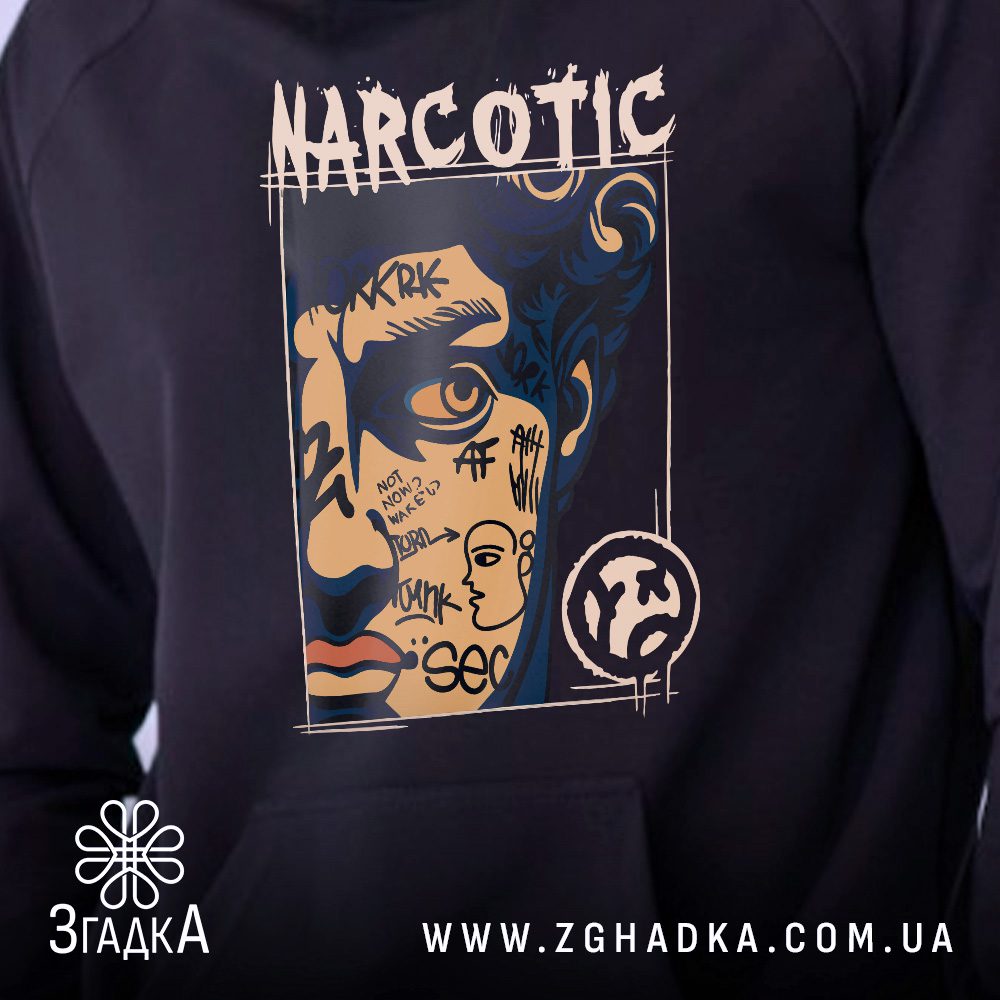 Принт крупним планом з написом NARCOTIC та елементами графіті