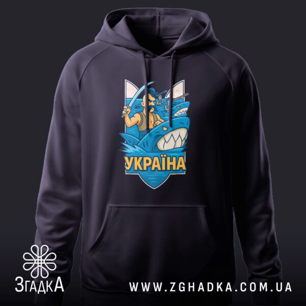 Задня частина чорного худі без принта на моделі