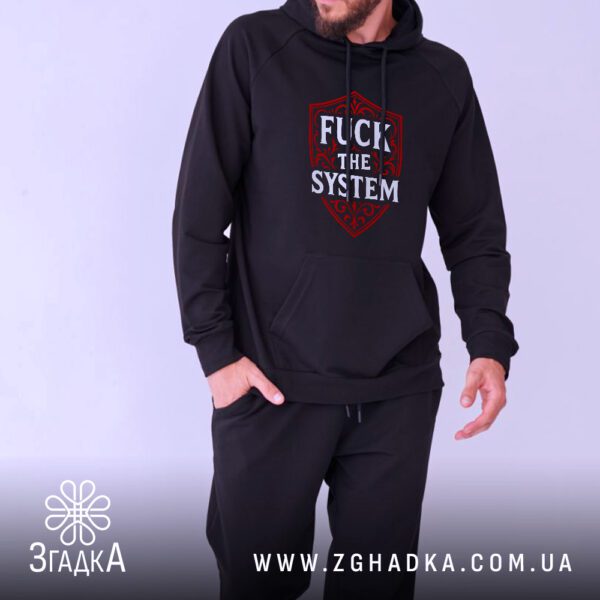 Модель у худі зі щитом “F*ck the system” — вигляд збоку