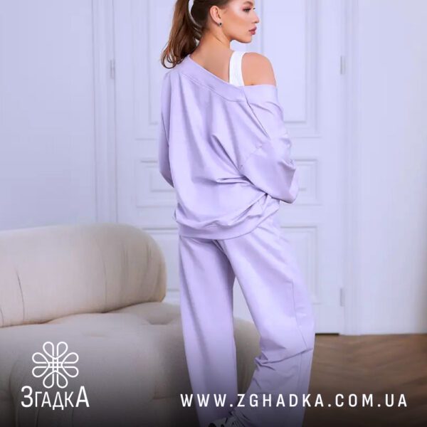 Задній вигляд жіночого лавандового костюму