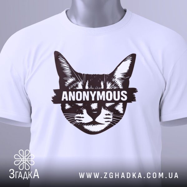 Крупний план чорного принта "ANONYMOUS" та обличчя кота на білій футболці, що детально показує зображення.