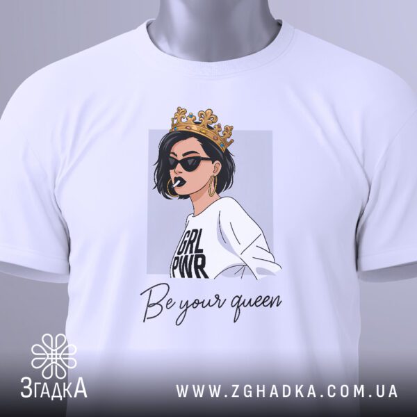 Крупний план принта "GRL PWR" та "BE YOUR QUEEN" з зображенням дівчини на білій футболці, що детально показує текст та графіку.